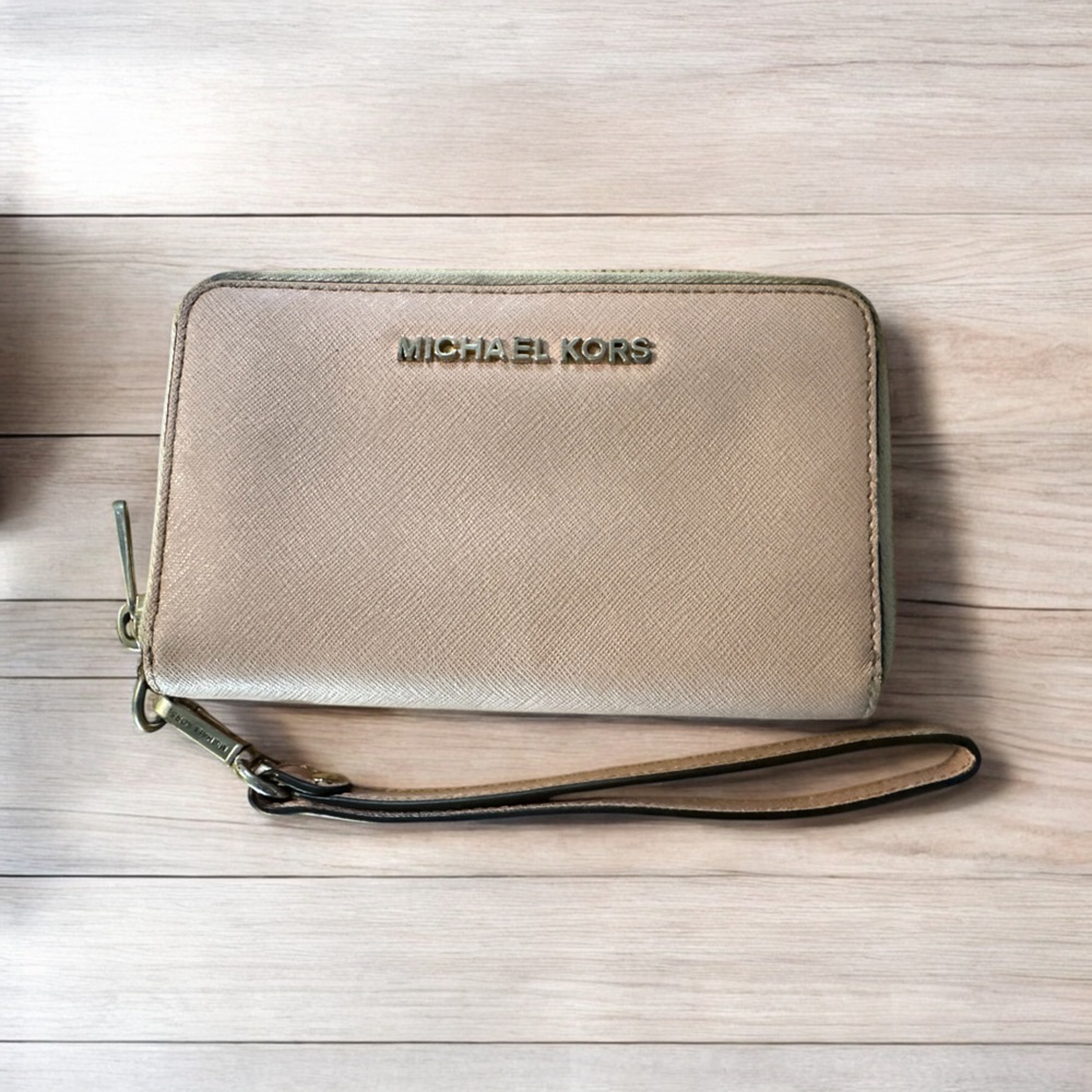 Michael Kors zip wallet. Place to store your cards and money.